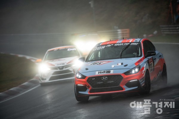 많은 비가 내리는 악천후 속에서 뉘르부르크링 서킷을 질주하는 현대 i30 패스트백 N 경주차 (사진=현대차)