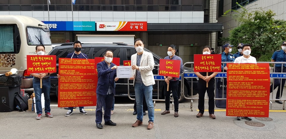 신라젠행동주의주주모임은 지난 25일 집회에서 더불어민주당 이낙연 대표에게 전하는 호소문 및 면담신청서를 당직자인 명진건 차장에게 전달하고 있다. (사진=신라젠행동주의주주모임)