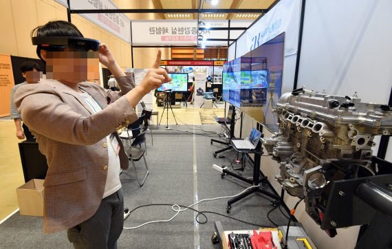 ‘2019인공지능대전’에서 관람객이 가상 공간 기술을 체험해보고 있다.