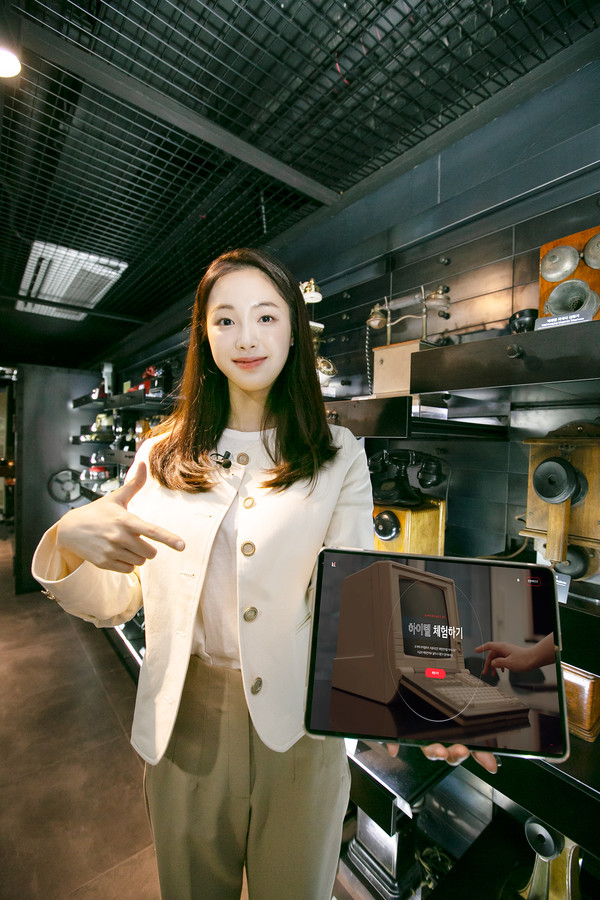 텔레 뮤지엄에서 도슨트(해설사) 역할을 담당하는 강해림 씨가 텔레뮤지엄 사이트를 소개하고 있다. (사진=KT)