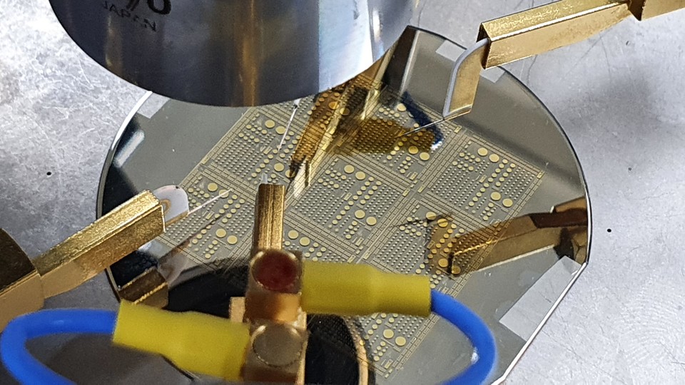 ETRI 연구진이 개발한 2인치 수직형 질화갈륨(GaN) 전력반도체 (사진=ETRI)