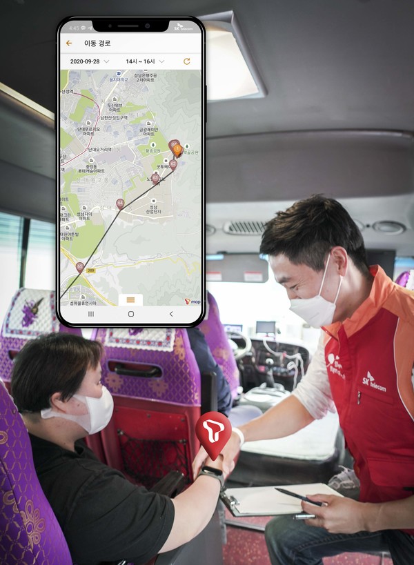 성남시 장애인직업재활시설에서 근무하는 ‘착한셔틀 모빌리티’ 고객이 서비스를 이용하고 있는 모습 (사진=SK텔레콤)