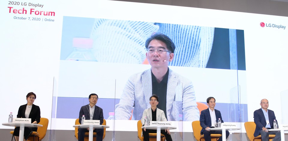 (왼쪽부터) BID/IR담당 김희연 상무, 디스플레이 연구소장 윤수영 전무, CEO 정호영 사장, CTO 강인병 부사장, 기반기술연구소장 최현철 전무 (사진=LG디스플레이)