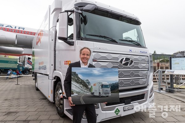 현대자동차 ‘엑시언트 수소전기트럭’ 차량 앞에서 스위스 고객사 Coop 관계자가 기뻐하는 모습 (사진=현대차)