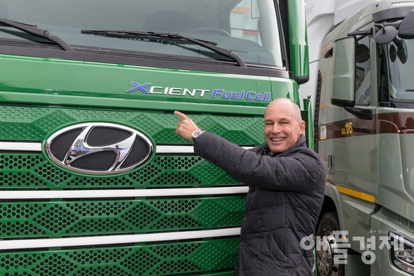 현대자동차 ‘엑시언트 수소전기트럭’ 차량 앞에서 스위스 고객사 Travego 관계자가 기뻐하는 모습 (사진=현대차)