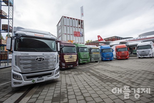 현대자동차 ‘엑시언트 수소전기트럭’ 7대가 고객인도 전달식을 위해 스위스 루체른 교통박물관 앞에 서 있는 모습 (사진=현대차)