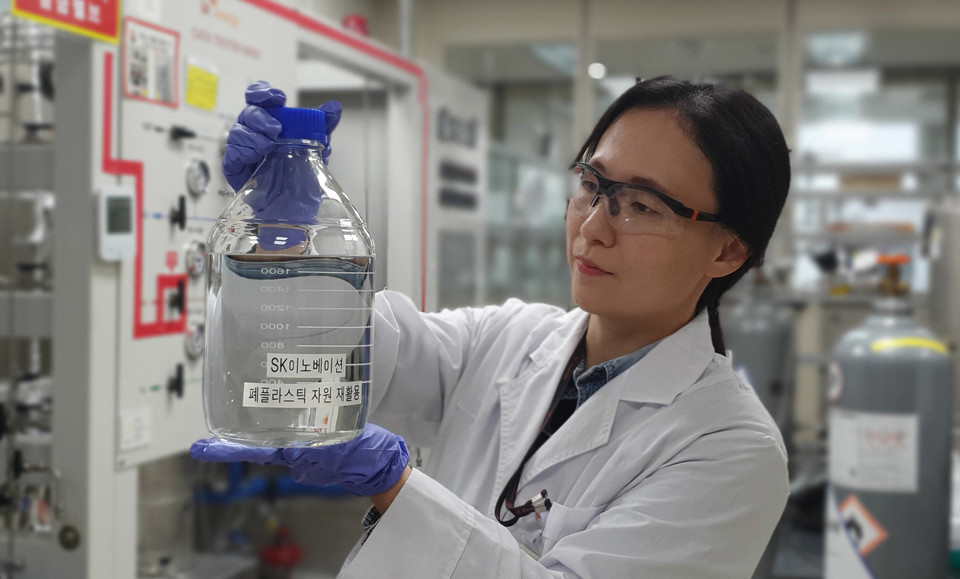 SK이노베이션이 버려지는 폐플라스틱에 열을 가해 화학제품의 원료가되는 열분해유로 만들어 이를 다시 솔벤트, 윤활기유 등 화학제품 시제품으로 만드는데 최근 성공해 ESG(환경, 사회, 지배구조) 경영에 속도를 낸다. SK이노베이션 기술혁신원 연구원이 폐플라스틱으로 만든 솔벤트 품질을 살펴보고 있다. (사진=SK이노베이션)