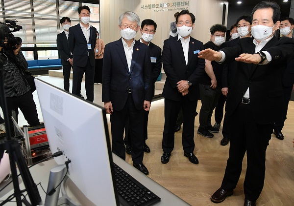 정세균 국무총리가 12일 경기도 성남시 시스템반도체 설계지원센터를 방문해 과학기술 관계장관 회의가 열리기 전에 인공지능 반도체 관련 전시 부스를 체험하고 있다. (제공=정책브리핑)
