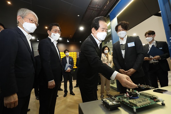 정 총리가 이날 오후 경기도 성남시 수정구 시스템반도체 설계지원센터를 방문해신동주 모빌린트 대표이사로부터 인공지능 반도체 설계기업(Edge용) 소개 설명을 듣고 있다.(왼쪽부터) 최기영 과기정통부 장관, 성윤모 산업부장관, 정세균 국무총리 (제공=정책브리핑)