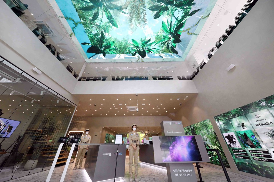 모델들이 일상비일상의틈 층별로 마련된 다양한 콘텐츠를 즐기고 있는 모습 (사진=LG유플러스)