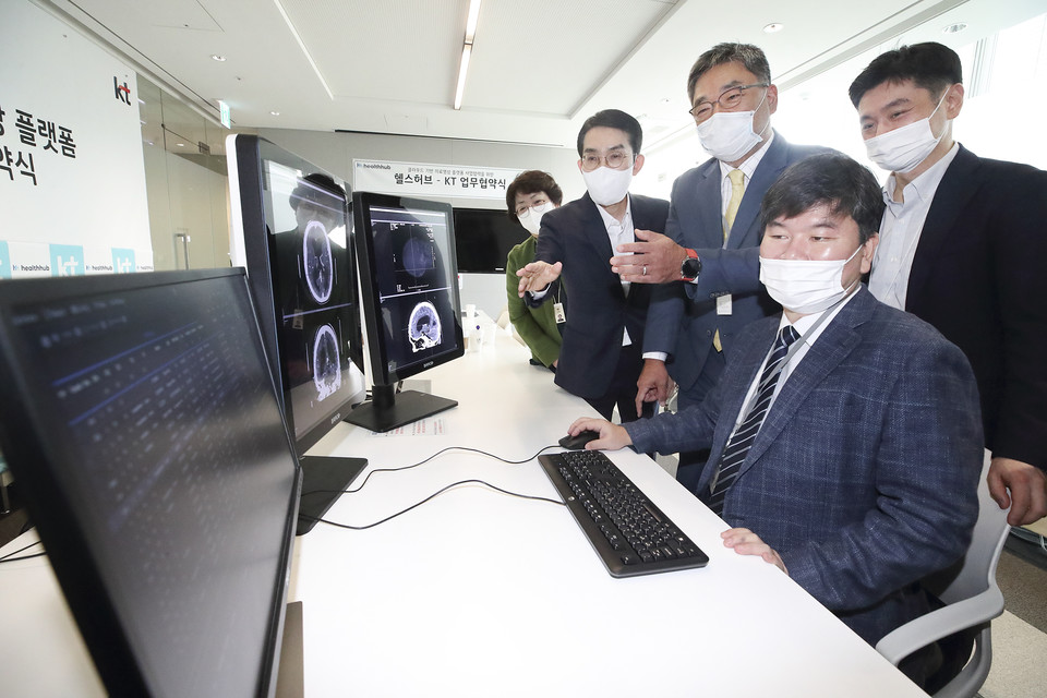 양사관계자들이 헬스허브의 의료영상 솔루션을 시연하고 있다. (사진=KT)