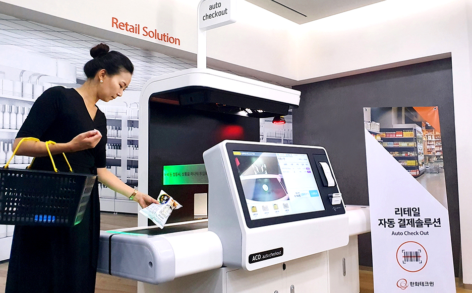 한화테크윈 관계자가 ‘자동계산대(ACO)’ 사용법을 시연하고 있는 모습 (사진=한화테크윈)