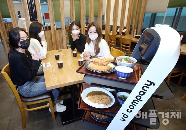 판교 제1테크노밸리 일원에 위치한 식당에서 브이디컴퍼니의 비대면 자율주행 서빙로봇인 ‘푸두봇’이 손님들에게 음식을 전달하고 있다. (사진=킨텍스)