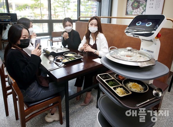 판교 제1테크노밸리 일원에 위치한 식당에서 엑사로보틱스의 서빙로봇이 손님들에게 음식을 전달하고 있다. (사진=킨텍스)