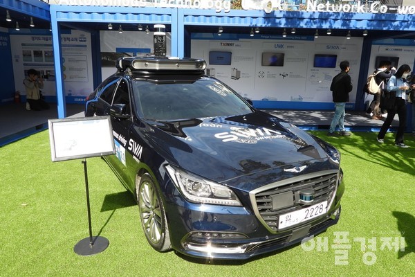 판교 자율주행 광장에 전시된 제네시스 G80 기반 자율주행 기술 연구차량 (사진=황현태 기자)