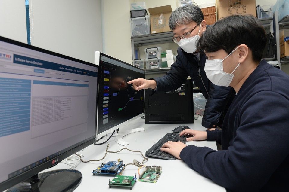 ETRI 연구진이 IoT웨어와 통합개발환경 IoT웨어-IDE를 활용해 소프트웨어를 개발하고 있다. (사진=ETRI)