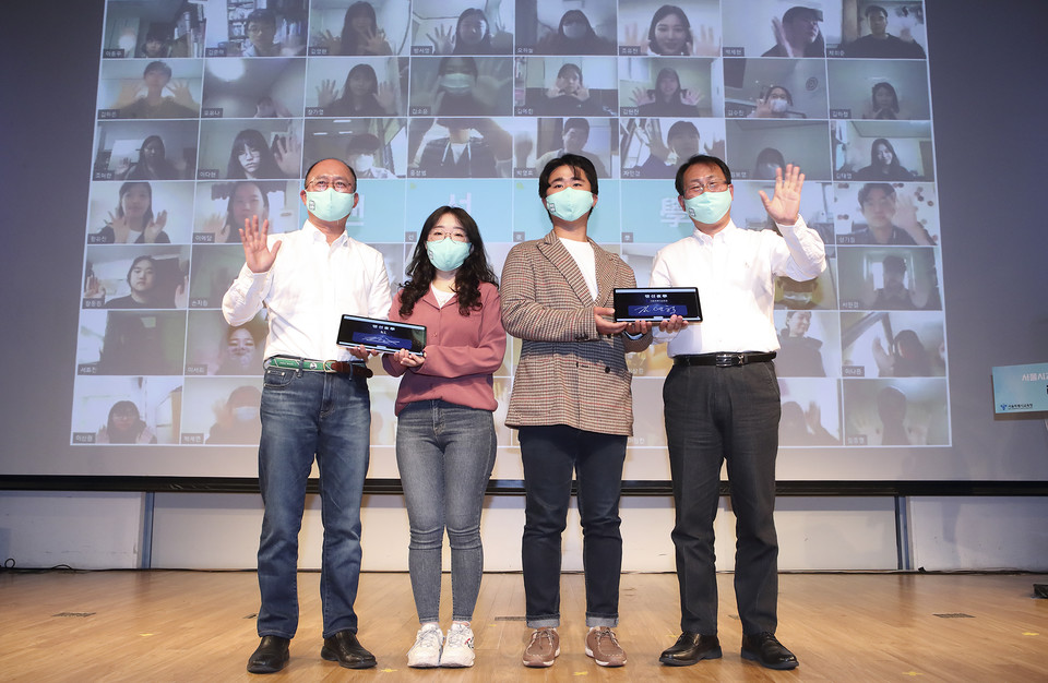 KT 커스터머부문장 강국현 부사장(좌측 첫 번째)과 서울시교육청 김영철 부교육감(우측 첫 번째)이 원격 교육 협력을 위한 업무협약을 맺고 랜선 야학 대표 멘토들과 함께 기념 촬영을 하고 있다. (사진=KT)