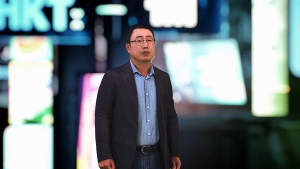 유영상 SK텔레콤 MNO 사업대표가 온라인 간담회에서 가상 공간 속에 3D 홀로그램으로나타나 SK텔레콤의 5G 콘텐츠 사업 전략을 발표하고 있다. (제공=SK텔레콤)