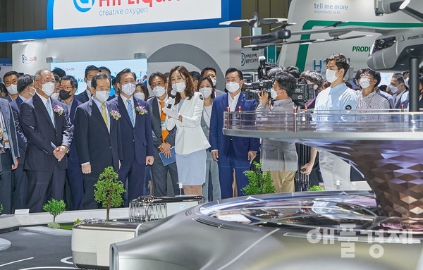 지난 7월 1일 킨텍스에서 열린 '제1회 수소모빌리티+쇼' 개막식에서 (사진 왼쪽부터) 정의선 현대차그룹 회장, 정세균 국무총리, 성윤모 산업통상자원부장관 등 내외빈이 전시회를 둘러보고 있다. (사진=행사조직위)