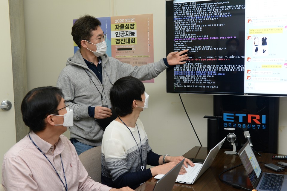 ETRI 연구진이 이번에 개발한 자율성장 복합지능 패션 하우(Fashion HOW)를 시연하고 있는 모습 (사진=ETRI)