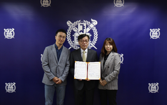 서울대학교 치의학대학원에서 진행된 협약식에 한중석 서울대학교 치의학대학원장(가운데), 김효 네이버 웨일 리더(왼쪽), 이언주 엔에스데블 대표이사(오른쪽)가 기념사진을 촬영하고 있다. (사진=네이버)