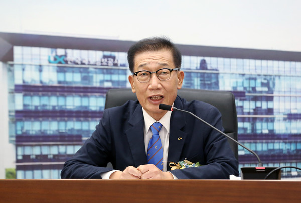 성기청 상임감사가 26일 본사에서 열린 취임식에서 취임사를 하고 있다. (사진=LX)