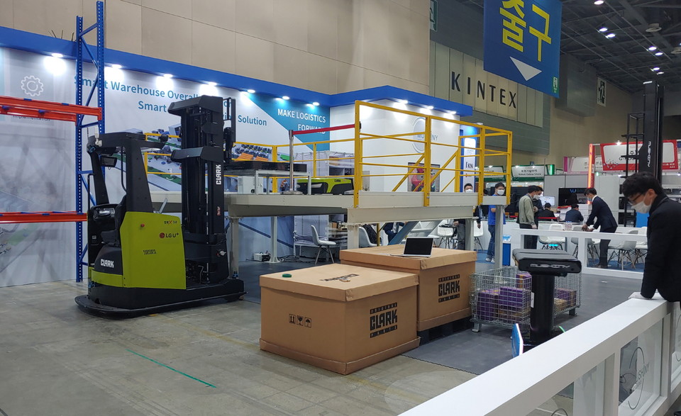 5G 무인지게차와 물류로봇을 시연중인 LG유플러스 전시 부스 전경 (사진=LG유플러스)