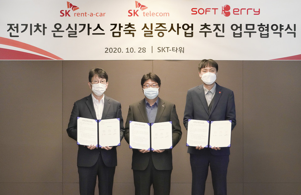 서울 을지로 SKT타워에서 진행된 체결식에 (왼쪽부터)SK렌터카 윤민호 사업개발실장, SKT 이준호 SV추진그룹장, 소프트베리 박용희 대표가 참여하고 있는 모습 (사진=SK텔레콤)