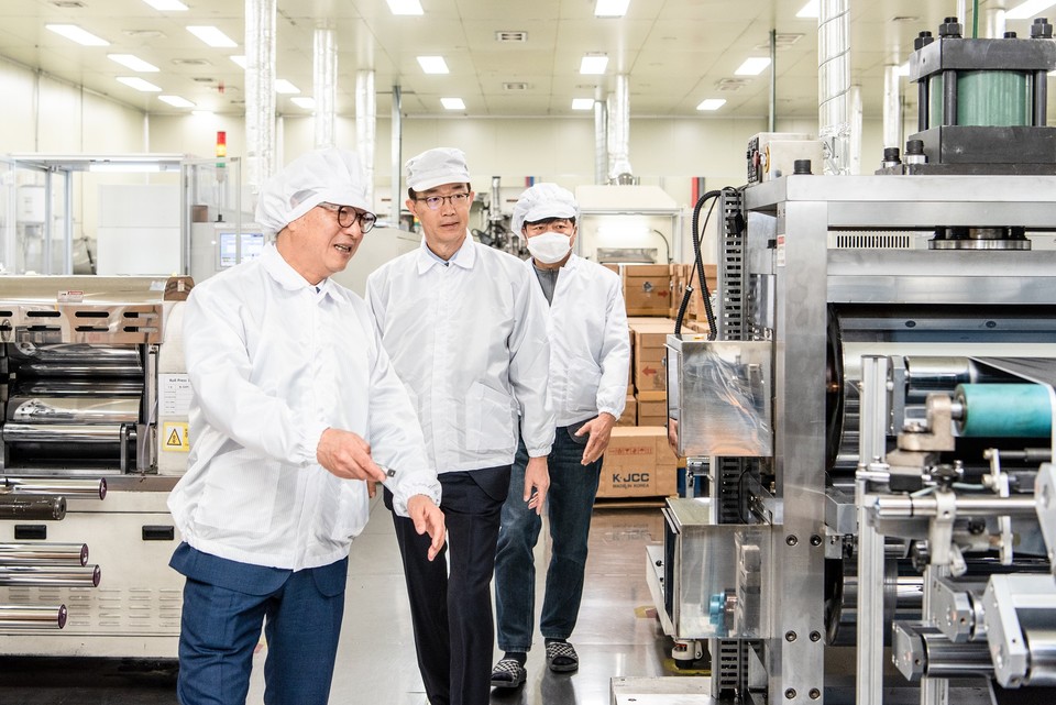 방문규 수출입은행장(사진 맨가운데)이 28일 한국판 뉴딜 사업을 영위하고 있는 전북 전주의 비나텍을 방문해 공장 내부를 둘러보고 있다. (제공=한국수출입은행)