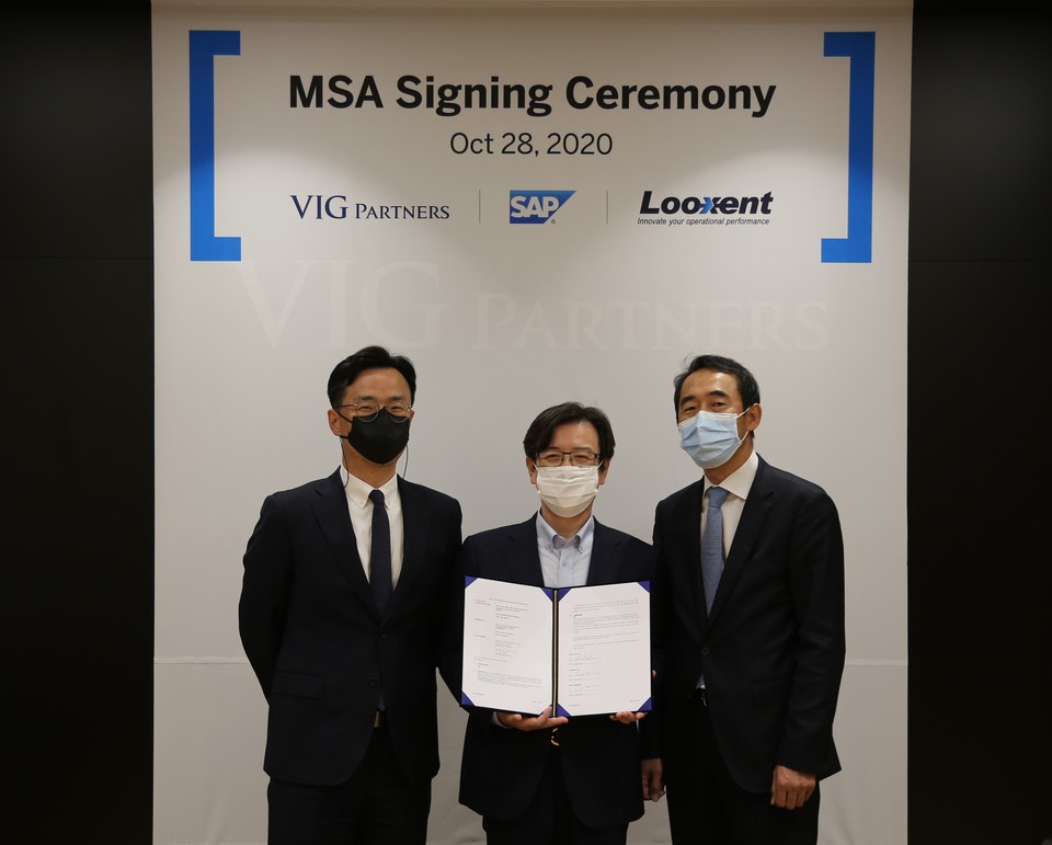 (왼쪽부터) 이철민 VIG 파트너스 대표, 이성열 SAP코리아 대표이사, 오승목 룩센트 대표가 SAP 비공개 기업투자 서비스 업무협약 체결 후 기념 촬영을 하고 있다. (사진=SAP코리아)
