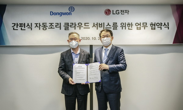   LG전자가 간편식을 위한 최적의 조리법을 찾기 위해 동원F&B와 손잡았다. 양측은 29일 서울시 강남구 논현동에 있는 시그니처 키친 스위트(SIGNATURE KITCHEN SUITE) 논현 쇼룸에서 LG전자 H&A사업본부장 송대현 사장(사진 왼쪽), 동원F&B 김재옥 대표 등이 참석한 가운데 업무협약을 체결했다.(제공=LG전자)