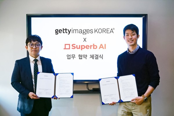 슈퍼브에이아이, 게티이미지코리아 업무 협약 체결식(왼쪽: 게티이미지코리아 윤춘희 본부장, 오른쪽: 슈퍼브에이아이 김현수 대표) (사진=슈퍼브에이아이)