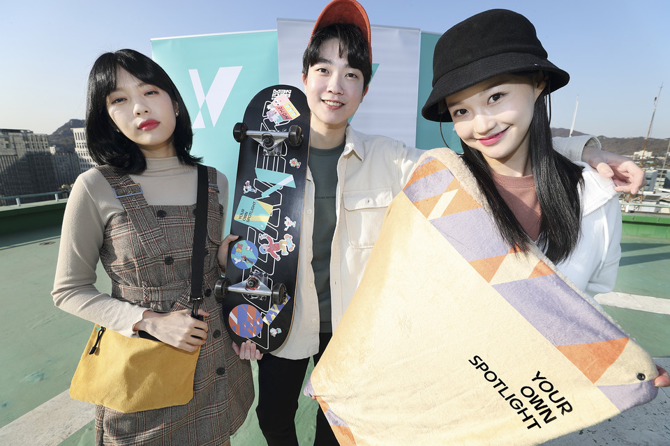 KT 모델들이 ‘Y굿즈 이벤트’ 상품인 크로스백, 코듀로이 모자, 에코플러스 무릎담요를 들고 새로워진 Y브랜드를 홍보하고 있다. (사진=KT)