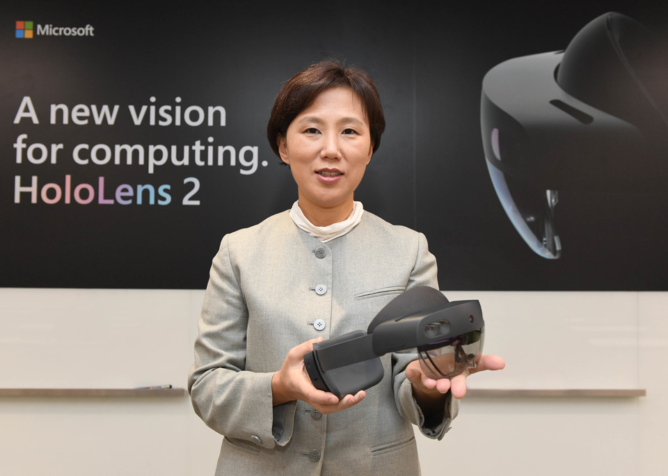 이지은 한국마이크로소프트 대표가 2일 열린 ‘홀로렌즈2 국내 출시 온라인 기자간담회’에서 ‘홀로렌즈2’ 디바이스를 들고 제품에 대해 설명하고 있다. (사진=마이크로소프트)