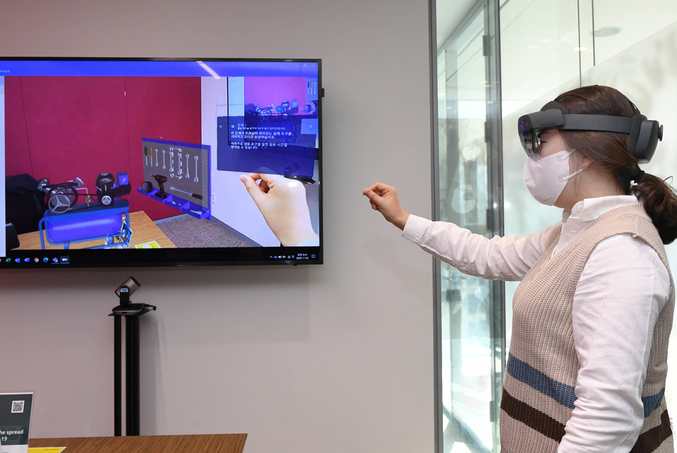 2일 ‘홀로렌즈2 국내 출시 온라인 기자간담회’가 열렸다. 마이크로소프트 파트너사가 홀로렌즈2 솔루션을 시연하고 있다. (사진=마이크로소프트)