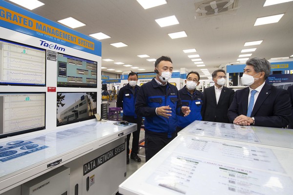 사진은 2일 윤종원 기업은행장(오른쪽 첫 번째)이 경남 창원에 있는 자동차 조향장치 부품 제조업체인 태림산업(대표 오승한)의 스마트공장을 방문해 관계자로부터 생산공정에 대해 듣고 있는 모습. (제공=IBK기업은행)