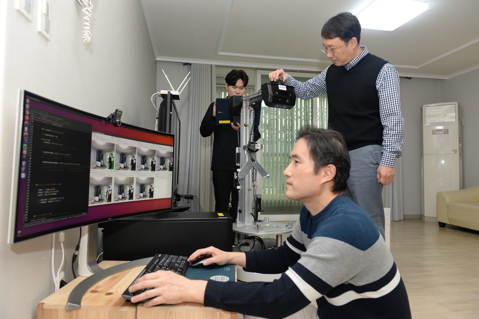 ETRI 연구진이 고령자에 특화된 휴먼케어 로봇데이터를 확보하고 점검하고 있는 모습(왼쪽부터 김형민 연구원, 이대하 연구원, 김도형 연구원) (사진=ETRI)