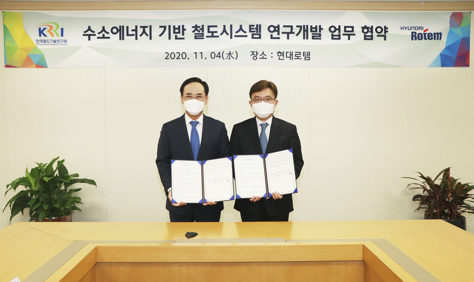 지난 4일 현대로템 의왕 본사에서 나희승 철도연 원장(오른쪽)과 이용배 현대로템 대표이사(왼쪽)가 기념촬영을 하고 있다. (사진=현대로템)