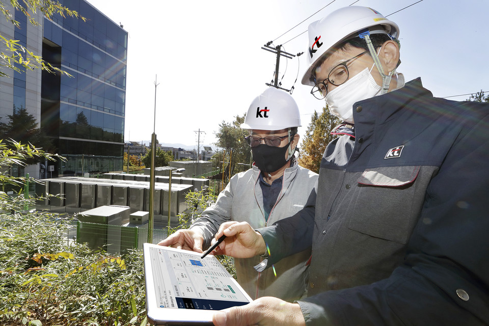 KT 직원들이 KT 대구물류센터에 구축된 수소연료전지 발전설비를 KT-MEG을 통해 실시간으로 점검하고 있다. (사진=KT)
