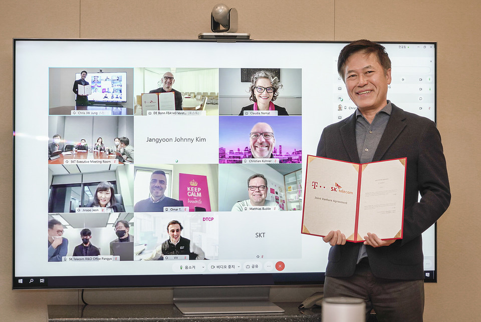 6일 오후 SKT 서울 을지로 본사 회의실에서 박정호 사장과 팀 회트게스(Tim Hottges)  도이치텔레콤 회장(화면 첫줄 두번째)이 영상회의를 통해 ‘5G 기술 합작회사’ 설립 최종 계약을 체결했다. (제공=SK텔레콤)