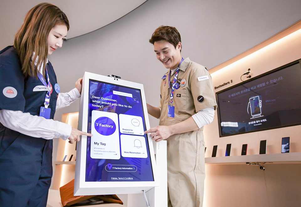 SK텔레콤 홍보모델들이 홍대 ICT멀티플렉스 T팩토리에서 24시간 무인존 키오스크의 영문 서비스를 소개하고 있다. (사진=SK텔레콤)