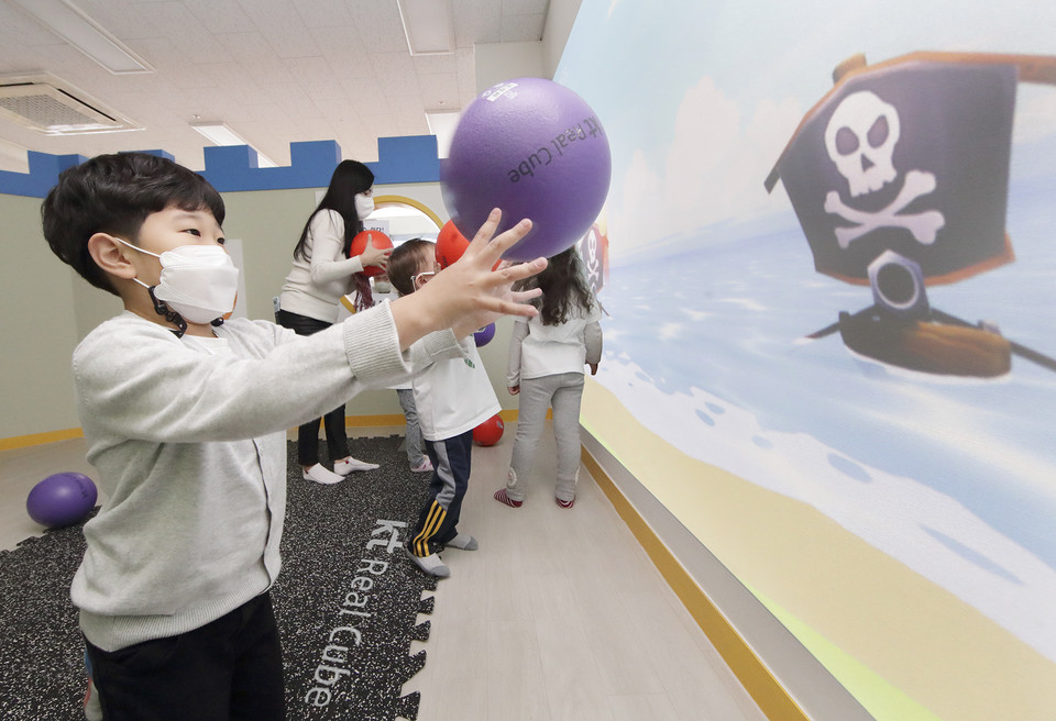 서울 용산구 용산구청에서 열린 온라인 운동회에 참여하고 있는 어린이들의 모습 (사진=KT)