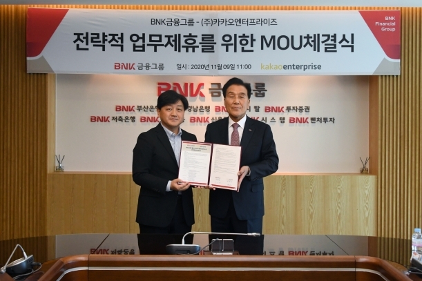 카카오엔터프라이즈 백상엽 대표(왼쪽)와 BNK금융그룹 김지완 회장이 MOU 체결 후 기념촬영을 하고 있다. (사진=카카오엔터프라이즈)