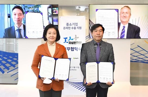 11일 오전 Visa의 서울 중구 사무실에서 중소벤처기업부 주관 21번째 자상한 기업 업무 협약 체결을 기념해 사진촬영을 하고 있다. (화상 왼쪽부터) 쇼피파이 마크 왕(Mark Wang) 동아시아 총괄, Visa 아태지역 총괄 크리스 클락 (Chris Clark) 사장, (현장 왼쪽부터) 중소벤처기업부 박영선 장관, 한국온라인쇼핑협회 김윤태 부회장 (사진=Visa Korea 제공) 