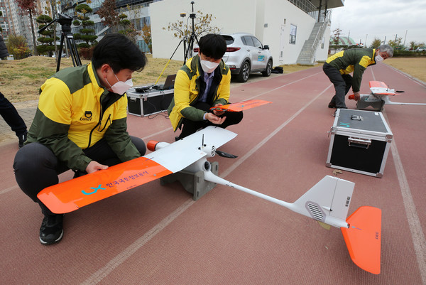 LX 직원이 국토조사를 위해 회전익 드론보다 회당 비행시간과 비행거리가 긴 고정익 드론을 띄우고 있다. (제공=LX)