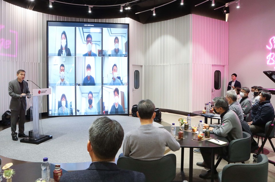 용산사옥 1층 다목적홀 ‘U+Seer 라운지’에서 열린 임원, 담당 워크숍에서 하현회 부회장이 사업구상을 밝히고 있다. (사진=LG유플러스)
