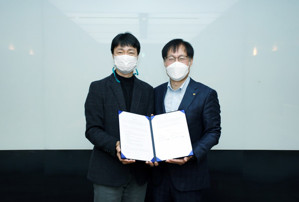 네이버 유봉석 서비스운영총괄(좌), KT 김준근 전무(우) 가 지난 12일 네이버 그린팩토리에서 MOU를 체결했다. (제공=네이버)
