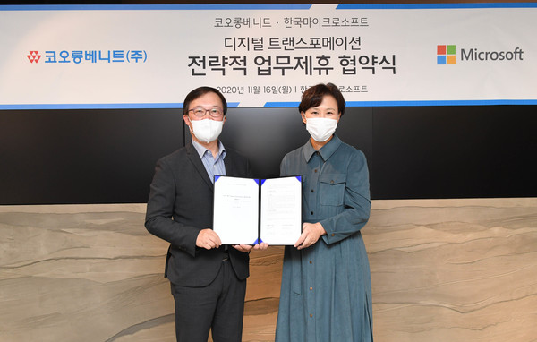 코오롱베니트 이진용 대표(왼쪽)와 한국마이크로소프트 이지은 대표 (사진=마이크로소프트)