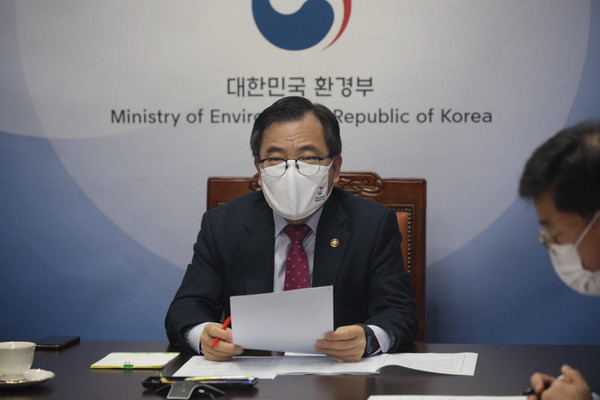 홍정기 환경부 차관이 범부처 수소충전소 전담조직(T/F) 첫 회의를 주재하고 있다. (사진=환경부)