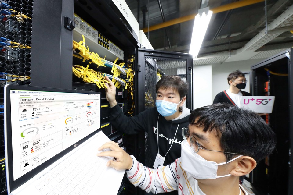 LG유플러스 직원들이 마곡사옥에 마련된 5G 코어 장비를 살펴보고 있는 모습 (사진=LG유플러스)